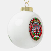 Naughty Elf Shenanigans" - Speelse Kerst Keramische Bal Ornament (Links)