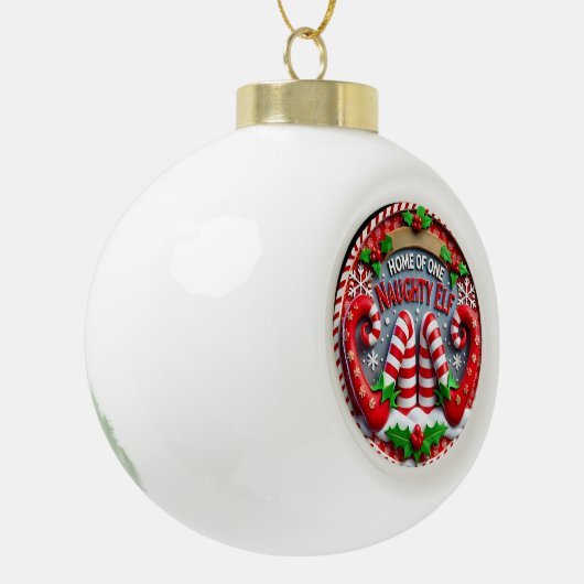 Naughty Elf Shenanigans" - Speelse Kerst Keramische Bal Ornament (Links)
