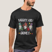Naughty en ik krijgen het met kerst Gnomes Funny P T-shirt (Voorkant)