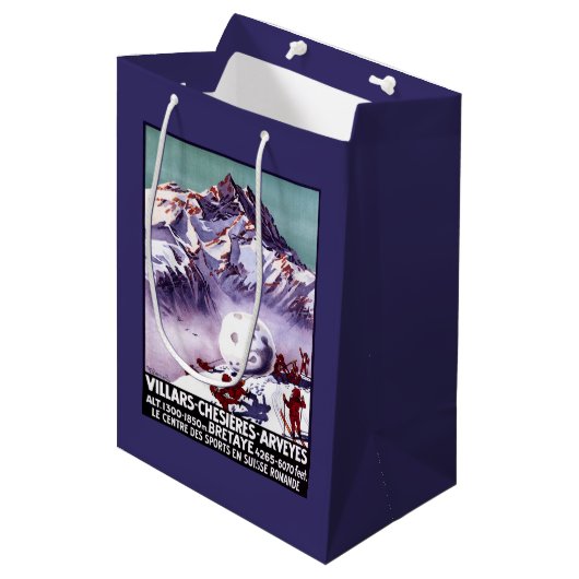 Naughty Gnomes Making Giant Snowball Poster Medium Cadeauzakje (Voorkant Gekanteld)