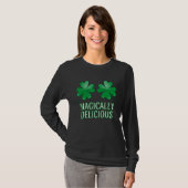 Naughty Shamrocks Magically Delicious St Patricks T-shirt (Voorkant volledig)