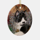 Naughty tuxedo kat Kerstmis Keramisch Ornament (Rechts)