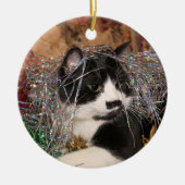 Naughty tuxedo kat Kerstmis Keramisch Ornament (Voorkant)