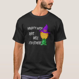 Naughty Witch speelt goed met anderen onderaan T-shirt