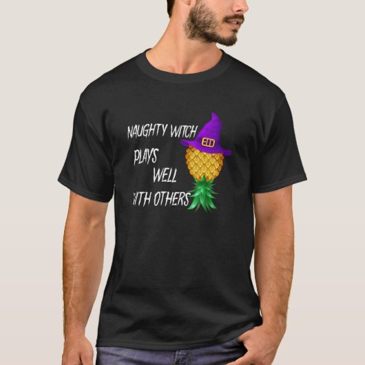 Naughty Witch speelt goed met anderen onderaan T-shirt (Voorkant)