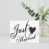Naughy Grunge Script - Just Married Heart Black Aankondigingskaart (Staand voorkant)