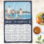 Nautical 2025 Kalender Familie Foto Navy Blue Theedoek<br><div class="desc">Creëer Een marineblauw en wit nautisch 2025 keukenhanddoekkalender met foto en familienaam. Gebruik de sjabloon om het gemakkelijk te personaliseren. Deze zondag tot en met zaterdag 2025 kalender is een praktisch cadeau-idee voor kerst,  nieuwjaar,  Thanksgiving dag of elke gelegenheid.</div>