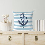 Nautical Anchor & Blue Stripe, gepersonaliseerd Kussen<br><div class="desc">Het ontwerp kenmerkt een klassiek blauw maranker en touwillustratie op een lichtblauwe en witte stripe achtergrond. Personaliseer met een naam of een tekst van uw keus, of schrap eenvoudig de steekproeftekst om spatie te verlaten. Ideaal voor strandhuizen, zomerpatio's of nautische kwekerijen. Coördinatie van accessoires die in onze winkel beschikbaar zijn!...</div>