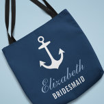 Nautical Anchor Custom Weddenmaid Tote Bag<br><div class="desc">De canvas tas van de bruiloft van de douane kenmerkt een bootanker met douanetekst die met de naam en de rol van de persoon in uw bruidsfeestje kan worden gepersonaliseerd. Een patroon van rode, wolkenblauw, grijze, en witte ankers verschijnt op de achterkant. De blauwe achtergrondkleur van de marine kan worden...</div>