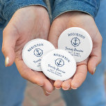 Nautical Anchor Family Reunion Navy Blue & White Ronde Button 5,7 Cm<br><div class="desc">Een nautische themed familiereünie,  die trots uw familienaam,  reünie datum en plaats in elegant kalligrafiekmanuscript met stijlvolle moderne teksten toont. Dit ontwerp kenmerkt kunstwerk van een anker van de douanevaartuig met een kompasstijlbuiter in jachtblauw op wit of past gemakkelijk de achtergrond aan om het even welke gewenste kleur aan.</div>