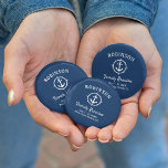 Nautical Anchor Family Reunion Navy Blue & White Ronde Button 5,7 Cm<br><div class="desc">Een nautische themed familiereünie, die trots uw familienaam, reünie datum en plaats in elegant kalligrafiekmanuscript met stijlvolle moderne teksten toont. Dit ontwerp kenmerkt kunstwerk van een anker van de douanevaartuig met een kompasstijlgrens in wit op jaloezie blauw of past gemakkelijk de achtergrond aan om het even welke gewenste kleur aan....</div>