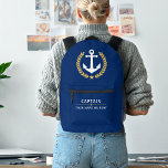 Nautical Anchor Kapitein Boat Name Gold Laurel Nav Bedrukte Rugzak<br><div class="desc">Een op maat ontworpen nautische boot anker,  gouden stijl laurierbladeren en een gouden ster met Captain rang of andere titel en uw gepersonaliseerde naam of bootnaam op een marine blauwe rugzak. Maakt een geweldig cadeau.</div>