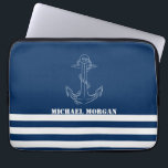 Nautical Anchor, marineblauw Stripes Sailor Laptop Sleeve<br><div class="desc">Dit afbeelding is voorzien van een anker op een blauw gestreepte achtergrond voor de marine. Pas de naam aan voor jezelf of als een schattig cadeauidee.</div>