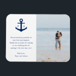Nautical Anchor Monogram Photo Weddenschap Favor Magneet<br><div class="desc">De Nautical bruiloft gunt magnet met een blauw marineveranker met je monogram aan beide zijden,  samen met je dankbetuiging. Rechts is je favoriete foto. Deze eenvoudige nautische magneten zijn perfect voor een strandbruiloft in de zomer en maken geweldige huwelijksgunsten die je gasten willen houden.</div>