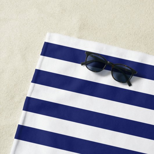 Nautical Anchor Navy Blue Stripes Familienaam Strandlaken (In situ)