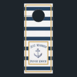 Nautical Anchor Navy Stripes net getrouwd Deurhanger<br><div class="desc">Verzeker genoeg privacy op je huwelijksreis met deze leuke deurhanger. Ideaal voor een nautische bruiloft of strandhuwelijksreis. Het ontwerp kenmerkt klassieke jachtstrepen en anker. Overeenkomende producten beschikbaar in mijn Nautical Stripes Wedding Collectie.</div>
