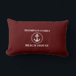 Nautical Anchor Rope Familienaam Beach House Red Kussen<br><div class="desc">Uw familienaam Beach House Rope & Anchor Deep Red Lumbar Pillow Cushion.</div>