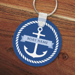 Nautical ankertouwgrenzenbootnaamsleutels sleutelhanger<br><div class="desc">Sleutelhanger voor je bootsleutels met een wit nautisch anker omringd door een touwrand op een donkerblauwe achtergrond. Over het anker is een lichtblauw lintje met een sjabloon veld voor de naam van je boot.</div>