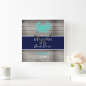 Nautical Beach Rustic Wood Family Monogram Naam Vierkante Klok (Huis)