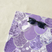 Nautical Beach Towel, Cute Paarse Mermaid Scales Strandlaken (In situ)