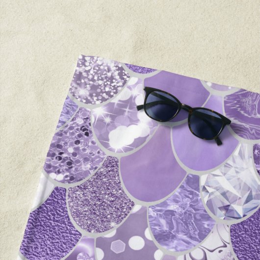 Nautical Beach Towel, Cute Paarse Mermaid Scales Strandlaken (In situ)
