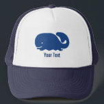 Nautical Blue Preppy Whale Persoonlijk Trucker Pet<br><div class="desc">Dit zeemiekblauwe walvisontwerp is voorzien van jouw tekst of monogram. Een schattig, helder, kleurrijk en klassiek patroon dat perfect is voor een dag op het strand, voor een dag uit de oceaan of voor zeemkleding en geschenken. Pas uw initialen, naam, bootnaam enz. aan door op "aanpassen" te klikken en in...</div>