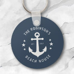 Nautical boat Anchor Familienaam Beach House Blue Sleutelhanger<br><div class="desc">Een stijlvolle nautische Sleutelhanger met uw persoonlijke familienaam en uw strandhuis, meerhuisje of andere gewenste tekst en vastgestelde datum. Biedt een aangepast bootanker in wit op een elegante oceaanstoffig blauw of past de basiskleur eenvoudig aan om aan te passen aan uw huidige decor of thema. Ideaal om de sleutels van...</div>