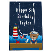 Nautical Boy Beer Red en marine Happy Birthday Medium Cadeauzakje (Achterkant)