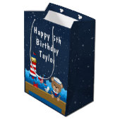 Nautical Boy Beer Red en marine Happy Birthday Medium Cadeauzakje (Achterkant Gekanteld)