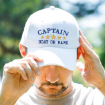 Nautical Captain Boat Name Navy Blue Gold Stars Geborduurde Pet<br><div class="desc">Sail in stijl met een gepersonaliseerd geborduurd wit pet met uw Kapitein rank of andere gewenste titel,  samen met jouw naam of Boat Name in marinesblauw en vijf gouden sterren. Verscheidene pet en draadkleuren om van te kiezen. Maakt een groot aangepast cadeau voor vaders dag,  verjaardagen of elke gelegenheid.</div>