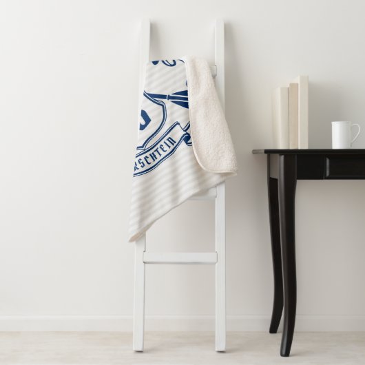 Nautical Crest Dolphins Anchor Oars Laurel Shield Sherpa Deken (In situ)