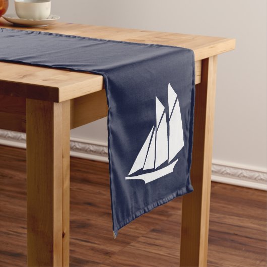 Nautical Elegant White Sailboat & Navy Blue Korte Tafelloper (Voorbeeld)