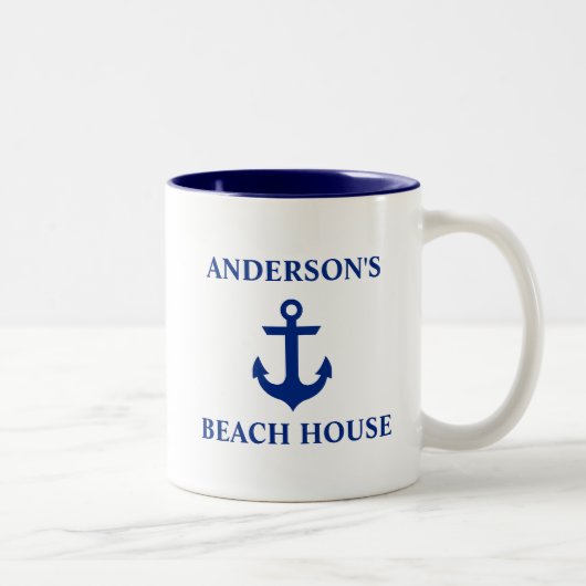 Nautical Family Name Beach House Anchor Blue Tweekleurige Koffiemok (Rechts)