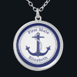 Nautical First Mate Blauw Anker gepersonaliseerd Zilver Vergulden Ketting<br><div class="desc">Dit nautische ketting heeft een anker in het midden met een touwrand en een marineblauwe rand. De tekst "First Mate" is hierboven en hieronder is een naam voor u om te personaliseren.</div>