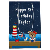 Nautical Girl Beer Red en marine Happy Birthday Medium Cadeauzakje (Achterkant)