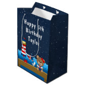 Nautical Girl Beer Red en marine Happy Birthday Medium Cadeauzakje (Achterkant Gekanteld)