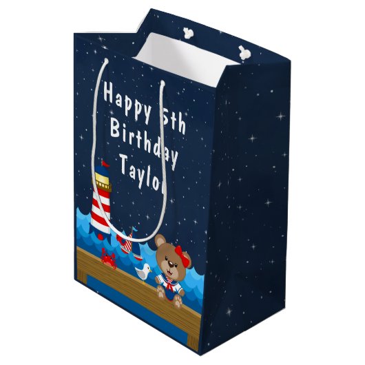 Nautical Girl Beer Red en marine Happy Birthday Medium Cadeauzakje (Achterkant Gekanteld)