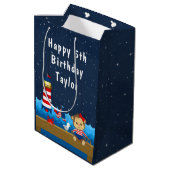 Nautical Girl Monkey Red en marine Happy Birthday Medium Cadeauzakje (Achterkant Gekanteld)
