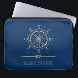 Nautical Gold Boat Wheel, Navy Blue Laptop Sleeve<br><div class="desc">Dit afbeelding is voorzien van een gouden bootwiel op een blauw marineschool.</div>