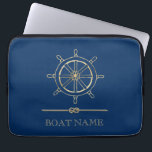 Nautical Gold Boat Wheel, Navy Blue Laptop Sleeve<br><div class="desc">Dit afbeelding is voorzien van een gouden bootwiel op een blauw marineschool.</div>