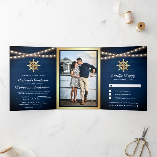 Nautical Gold Ship's Wheel Wedding van Navy Blue W Drieluik Uitnodiging (Binnen)