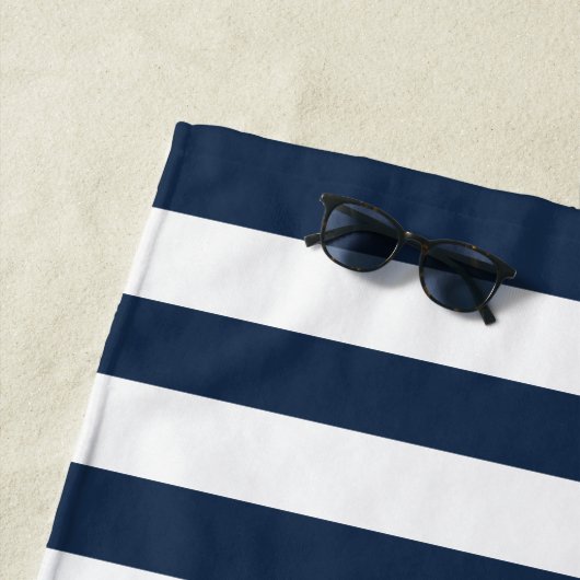 Nautical Heart Bachelorette Weekend Navy & Wit Strandlaken (In situ)