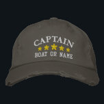 Nautical Kapitein Boat Name Gold Stars Geborduurde Pet<br><div class="desc">Sail in stijl met een gepersonaliseerd geborduurd pet met uw Kapitein rank of andere gewenste titel samen met jouw naam of Boat Name in Silver en vijf gouden sterren. Verscheidene pet en draadkleuren om van te kiezen. Maakt een groot aangepast cadeau voor vaders dag,  verjaardagen of elke gelegenheid.</div>