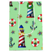 Nautical kerstvuurtoren op groene achtergrond medium cadeauzakje (Achterkant)