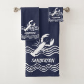 Nautical Lobster Navy Blue white Bath Monogram Bad Handdoek (Insitu)