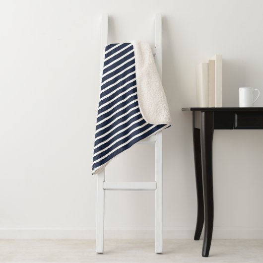 Nautical Navy and White Stripes Sherpa Deken (In situ)