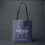 Nautical Navy Blue - Aangepaste Groomsmen Tote Bag<br><div class="desc">Voeg een persoonlijk tintje toe aan uw bruiloft met gepersonaliseerde groomsmen canvas tas. Deze tas heeft gepersonaliseerde groomsman's naam met titel en trouwdatum in wit en monogram in licht marineblauw als achtergrond, in klassieke serif lettertype stijl, op navy blauwe achtergrond. Ook perfect voor beste man, vader van de bruid, ringdrager...</div>