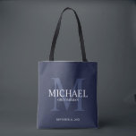Nautical Navy Blue - Aangepaste Groomsmen Tote Bag<br><div class="desc">Voeg een persoonlijk tintje toe aan uw bruiloft met gepersonaliseerde groomsmen canvas tas. Deze tas heeft gepersonaliseerde groomsman's naam met titel en trouwdatum in wit en monogram in licht marineblauw als achtergrond, in klassieke serif lettertype stijl, op navy blauwe achtergrond. Ook perfect voor beste man, vader van de bruid, ringdrager...</div>
