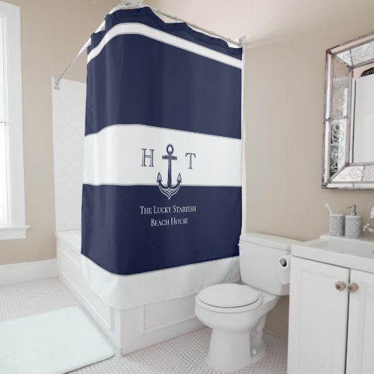 Nautical Navy Blue Anchor Coastal Monogram Naam Douchegordijn (In situ)