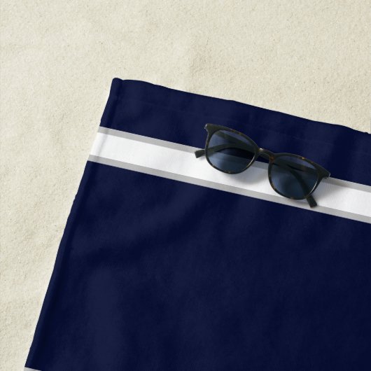 Nautical Navy Blue Anchor Coastal Monogram Naam Strandlaken (In situ)